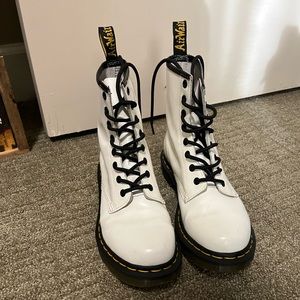 WHITE LACE UP DR. MARTINS